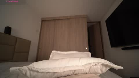 Snapshot of ales_bloom chatting on 04/05/26, 04:20 Ales online show from 04/05/26, 04:20