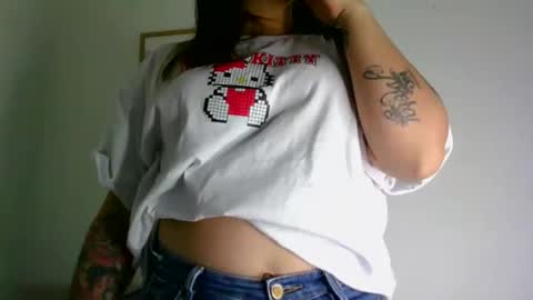 Snapshot of aleska_dollx chatting on 04/22/26, 09:27 QUEEN OFF MILk IM BACK 15 NOV online show from 04/22/26, 09:27