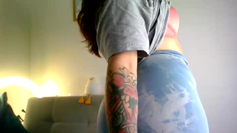 Snapshot of aleska_dollx chatting on 05/29/26, 10:08 QUEEN OFF MILk IM BACK 15 NOV online show from 05/29/26, 10:08