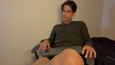 Snapshot of aless204 chatting on 12/23/25, 02:31 aless online show from 12/23/25, 02:31