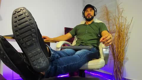 Snapshot of alessandro__wye chatting on 12/03/24, 04:03 ALESSANDRO  WYE online show from 12/03/24, 04:03
