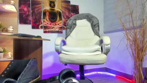 Snapshot of alessandro__wye chatting on 02/06/25, 02:33 ALESSANDRO  WYE online show from 02/06/25, 02:33