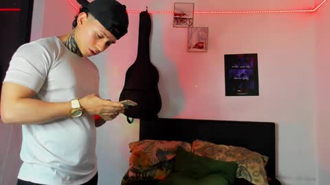 Snapshot of alessandro_wolf chatting on 12/08/24, 02:28 Alessandro online show from 12/08/24, 02:28