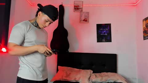 Snapshot of alessandro_wolf chatting on 01/08/25, 06:20 Alessandro online show from 01/08/25, 06:20