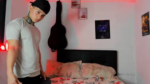 Snapshot of alessandro_wolf chatting on 01/16/25, 12:12 Alessandro online show from 01/16/25, 12:12