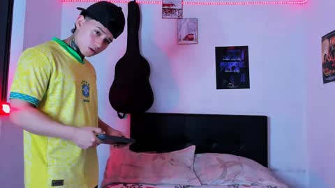 Snapshot of alessandro_wolf chatting on 01/17/25, 01:15 Alessandro online show from 01/17/25, 01:15