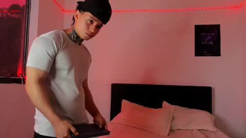 Snapshot of alessandro_wolf chatting on 02/24/25, 03:31 Alessandro online show from 02/24/25, 03:31