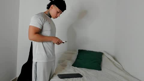 Snapshot of alessandro_wolf chatting on 03/30/26, 01:17 Alessandro online show from 03/30/26, 01:17