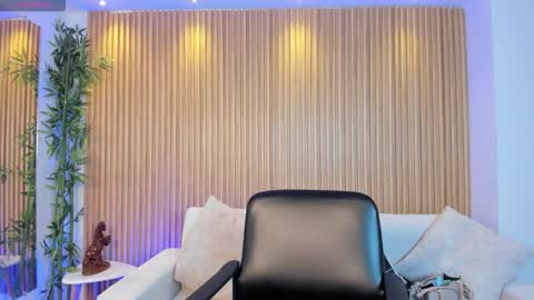 Alessia  Everyday From 0530 to 1430 Col Time online show from 11/11/25, 12:05