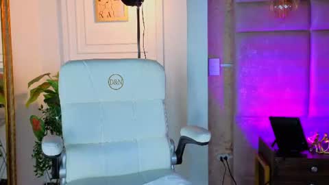 Snapshot of alessialondon chatting on 07/20/26, 10:07 Alessia online show from 07/20/26, 10:07
