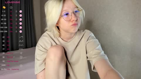 Snapshot of alettaevee chatting on 03/24/26, 01:32 alettaevee online show from 03/24/26, 01:32