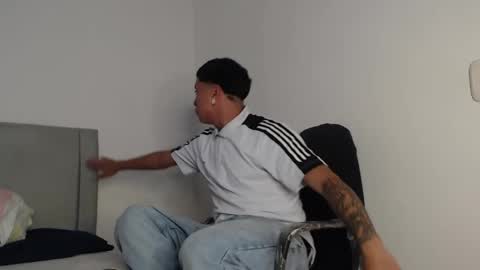 Snapshot of alex__lover chatting on 04/11/26, 04:39 Owen online show from 04/11/26, 04:39