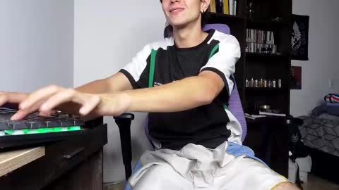 Snapshot of alex_connorr chatting on 11/08/25, 10:52 alex_connorr online show from 11/08/25, 10:52