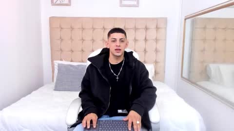 Snapshot of alex_cute77 chatting on 12/19/25, 12:12 alex online show from 12/19/25, 12:12