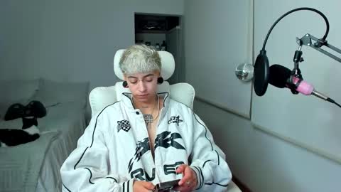 Snapshot of alex_poett chatting on 02/11/26, 10:20 Residente0xxx online show from 02/11/26, 10:20