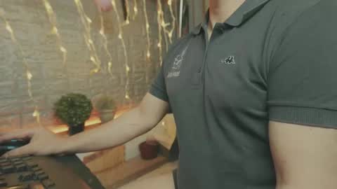 Snapshot of alex_volo chatting on 12/20/25, 02:02 Alex online show from 12/20/25, 02:02