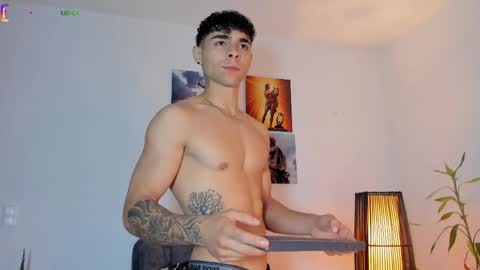 Snapshot of alex_zt7 chatting on 05/19/26, 12:33 x online show from 05/19/26, 12:33