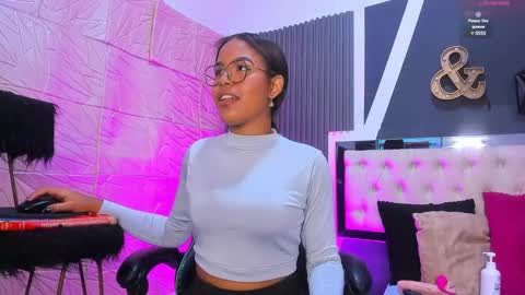 Snapshot of alexa_andherson chatting on 01/05/25, 12:42 alexa andherson online show from 01/05/25, 12:42