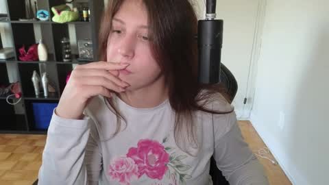 dont be afraid to click social media link its  working  just click on that  online show from 10/15/25, 09:48