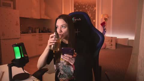 Snapshot of alexa_feels chatting on 12/22/24, 10:58 Little Duck homie online show from 12/22/24, 10:58