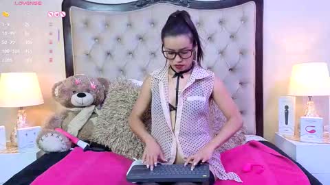 Snapshot of alexa_starckk chatting on 10/15/25, 06:19 Aleza Starck online show from 10/15/25, 06:19