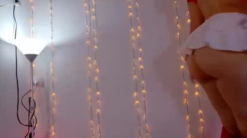 Snapshot of alexaa_blue chatting on 12/23/25, 03:59 ALEXAA online show from 12/23/25, 03:59