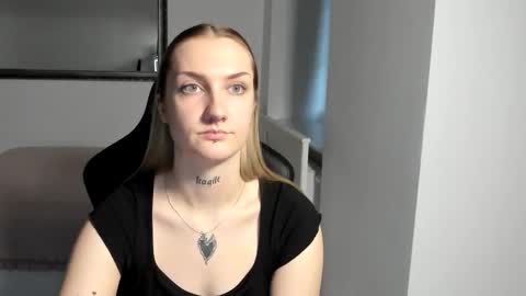 Snapshot of alexafragile chatting on 10/31/25, 02:40 Alexa online show from 10/31/25, 02:40