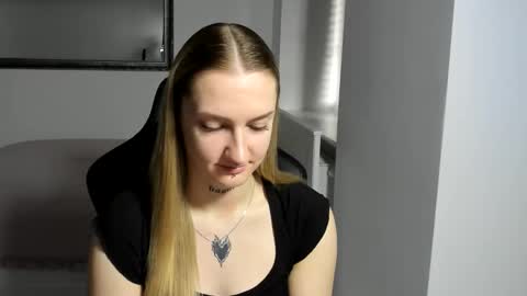 Snapshot of alexafragile chatting on 11/12/25, 01:44 Alexa online show from 11/12/25, 01:44