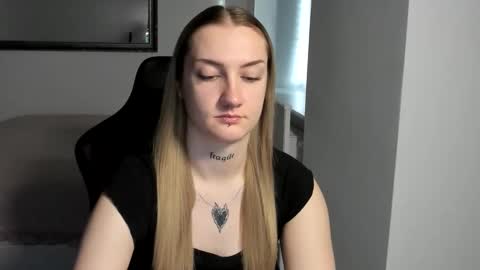 Snapshot of alexafragile chatting on 11/13/25, 01:10 Alexa online show from 11/13/25, 01:10