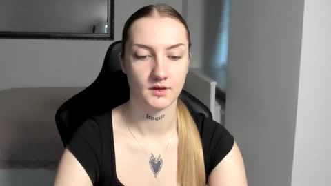 Snapshot of alexafragile chatting on 11/14/25, 11:42 Alexa online show from 11/14/25, 11:42