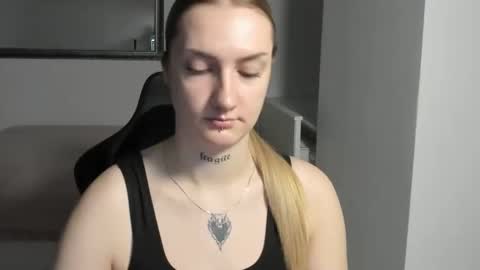 Snapshot of alexafragile chatting on 11/18/25, 03:38 Alexa online show from 11/18/25, 03:38