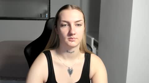 Snapshot of alexafragile chatting on 11/19/25, 03:45 Alexa online show from 11/19/25, 03:45