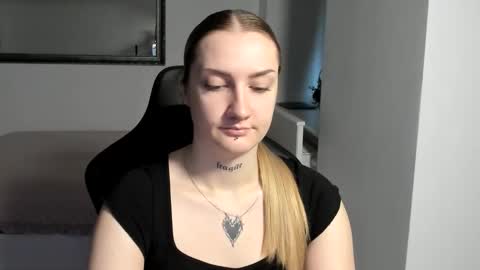 Snapshot of alexafragile chatting on 11/22/25, 02:27 Alexa online show from 11/22/25, 02:27