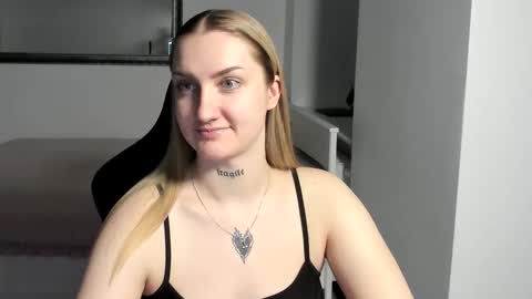 Snapshot of alexafragile chatting on 11/24/25, 03:34 Alexa online show from 11/24/25, 03:34