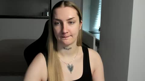 Snapshot of alexafragile chatting on 11/26/25, 01:23 Alexa online show from 11/26/25, 01:23