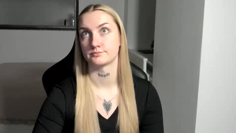 Snapshot of alexafragile chatting on 11/27/25, 05:48 Alexa online show from 11/27/25, 05:48