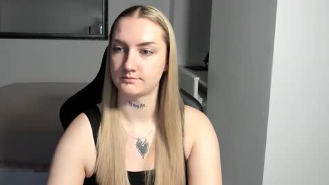 Snapshot of alexafragile chatting on 11/28/25, 02:53 Alexa online show from 11/28/25, 02:53