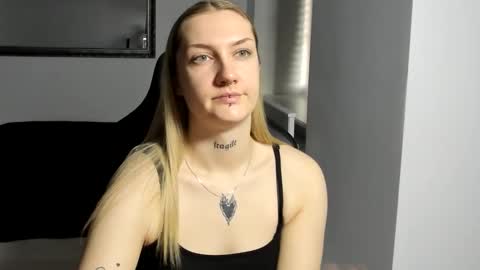 Snapshot of alexafragile chatting on 12/14/25, 01:49 Alexa online show from 12/14/25, 01:49