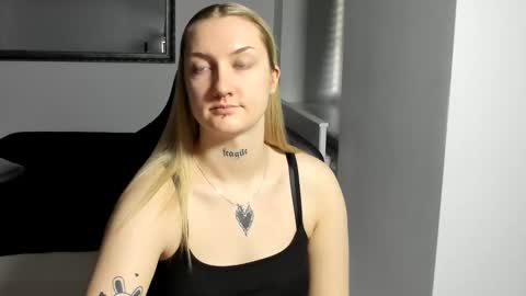 Snapshot of alexafragile chatting on 12/16/25, 02:22 Alexa online show from 12/16/25, 02:22