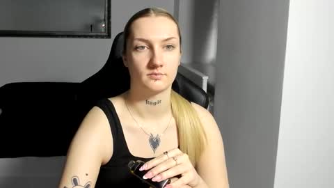 Snapshot of alexafragile chatting on 12/17/25, 12:11 Alexa online show from 12/17/25, 12:11