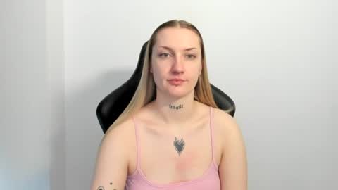 Snapshot of alexafragile chatting on 06/18/26, 11:25 Alexa online show from 06/18/26, 11:25