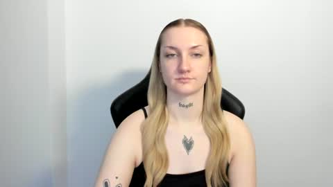 Snapshot of alexafragile chatting on 06/25/26, 01:26 Alexa online show from 06/25/26, 01:26
