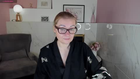 Snapshot of alexandra_kind chatting on 12/26/24, 01:43 Alexandra online show from 12/26/24, 01:43