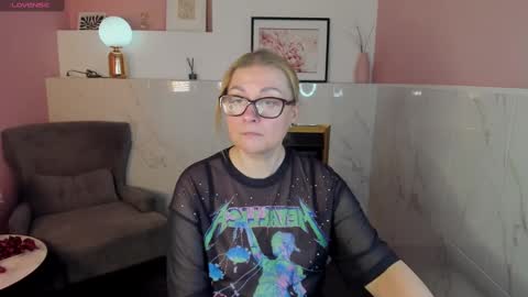 Snapshot of alexandra_kind chatting on 02/17/25, 11:44 Alexandra online show from 02/17/25, 11:44