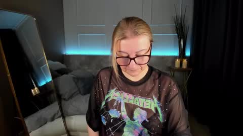 Snapshot of alexandra_kind chatting on 02/19/25, 04:01 Alexandra online show from 02/19/25, 04:01