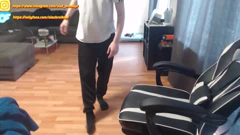 Snapshot of alexbrotkopf chatting on 10/08/25, 02:14 Alex online show from 10/08/25, 02:14