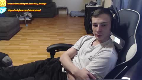 Snapshot of alexbrotkopf chatting on 10/21/25, 02:18 Alex online show from 10/21/25, 02:18