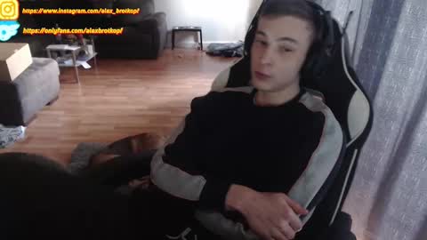 Snapshot of alexbrotkopf chatting on 10/24/25, 02:13 Alex online show from 10/24/25, 02:13