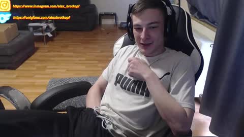 Snapshot of alexbrotkopf chatting on 10/25/25, 02:02 Alex online show from 10/25/25, 02:02