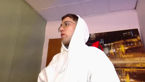 Snapshot of alexgiraldo__ chatting on 04/19/26, 12:15 alexgiraldo__ online show from 04/19/26, 12:15